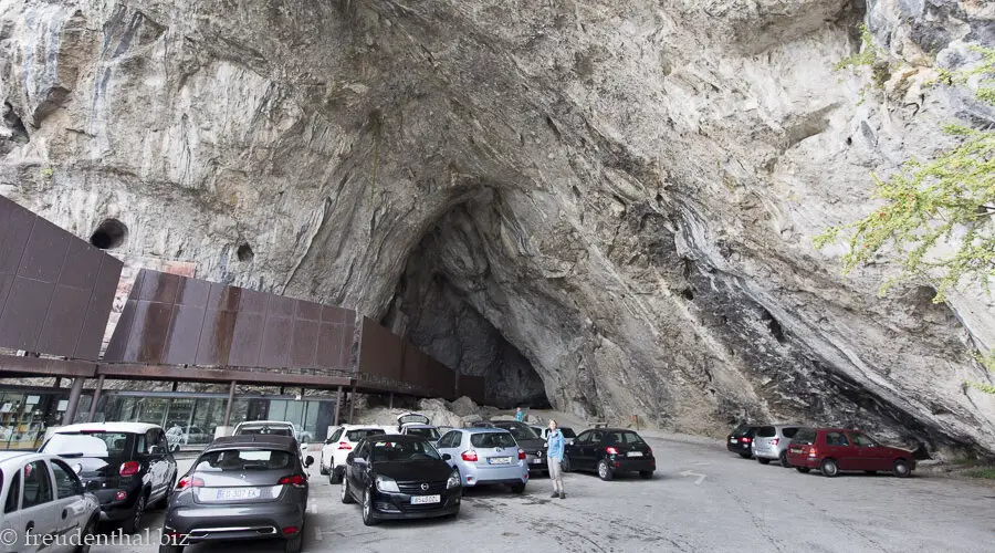 riesige Höhle als Parkplatz bei der Grotte de Niaux