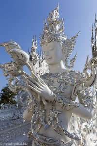 eine der vielen Figuren am Wat Rong Khun