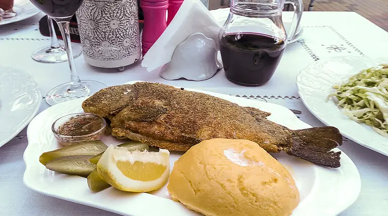 Fisch zum Abendessen - Resedinta Rotundu in Butuceni