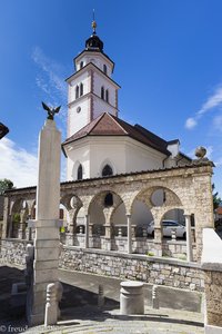Monumentaler Eingang vor der Rosenkranzkirche
