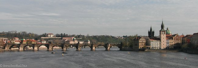 die Karlsbrücke verbindet die Altstadt (rechts) mit der Kleinseite