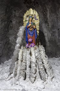 eine Marienstatue umgeben von Salzkristallen in Nemocón