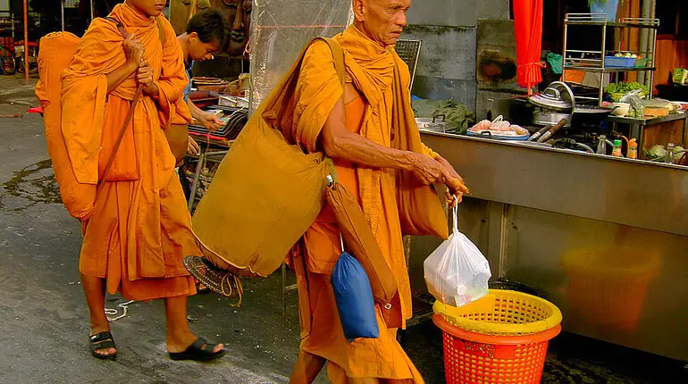 Mönche beim Nachtmarkt in Hua Hin