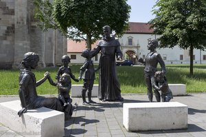 Pfarrer und spielende Kinder in Alba Iulia