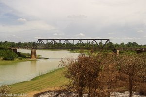 Fahrt nach Siem Reap - eine marode Eisenbahnbrücke