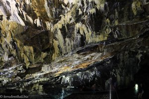 Bunt erstrahlende Felsen in der Vulkanhöhle Algar do Carvao
