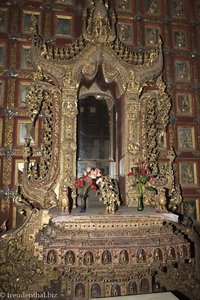 Spiegel mit Teakholzschnitzereien im Seindon Mibaya-Kloster