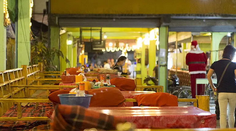 typisches Restaurant in Vang Vieng mit Platz zum Liegen