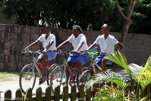 drei junge Radfahrerinnen