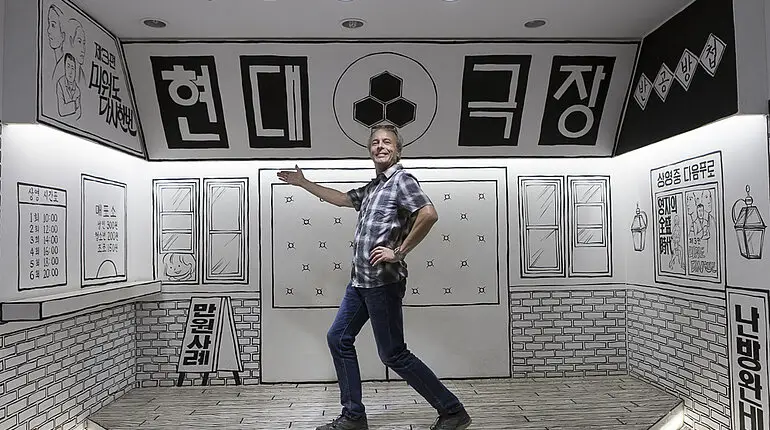 Lars als Comic-Tänzer im Busan Tower