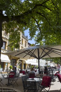 Ein schönes Café an der Uferpromenade der Ljubljanica.