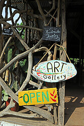 Der Eingang zum Nature Cafe mit der Art Gallery