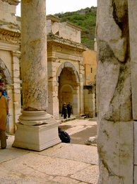 Blick aus der Bibliothek der Familie Celsus in Ephesos
