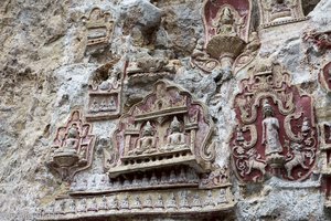Relief-Buddhas bei der Kawgun-Höhle in Myanmar