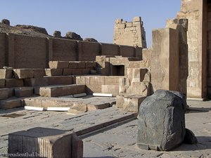 Altar des falkenköpfigen Horus