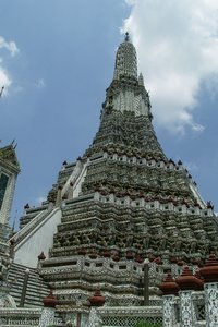 Steile Treppe hinauf auf den Prang des Wat Arun