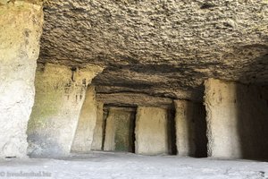 die Mönchszellen im Höhlenkloster von Orheiul Vechi in Moldawien