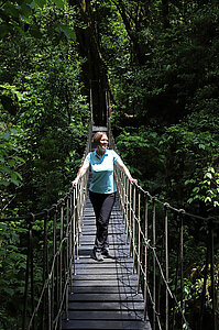 Anne auf der Hängebrücke