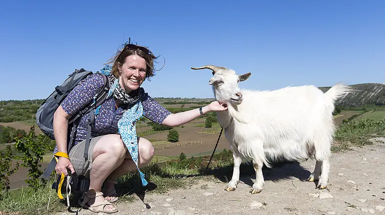 Anne und eine Ziege auf dem Butuceni-Hügel bei Orheiul Vechi