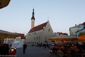 Rathaus von Tallinn am Abend