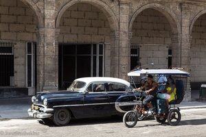 Oldtimer und Fahrradrikscha entlang des Paseo del Prado