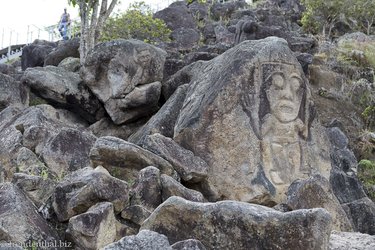 Menschen- und Tiersymbole im Felsen von La Chaquira in Kolumbien.