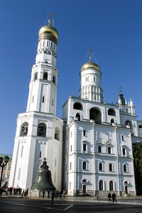 Blick über den Platz Iwan des Großen zum Glockenturm und der Kirche des Ehrwürdigen Johannes 