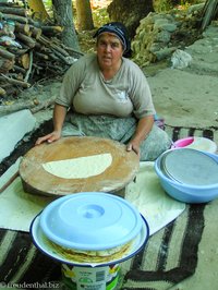 türkische Backfrau im Dorf Arifköyü