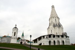 Auferstehungskirche bzw. Christi-Himmelfahrtskirche von Kolomenskoje (rechts)