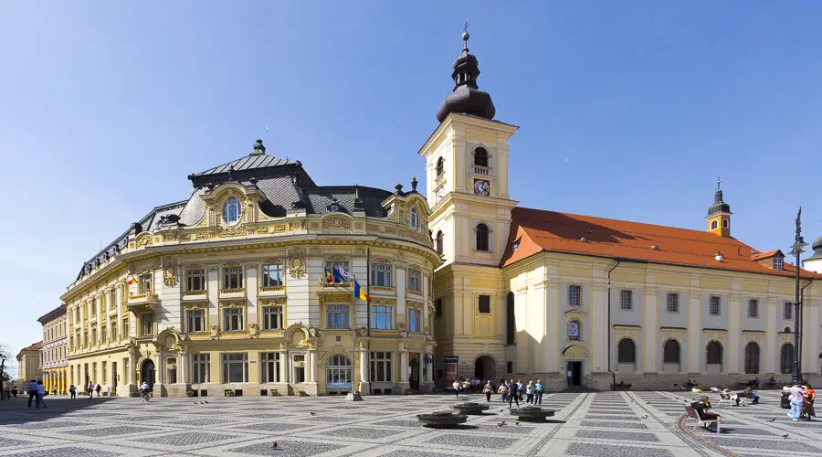 Rathaus und Stadtpfarrkirche von Sibiu