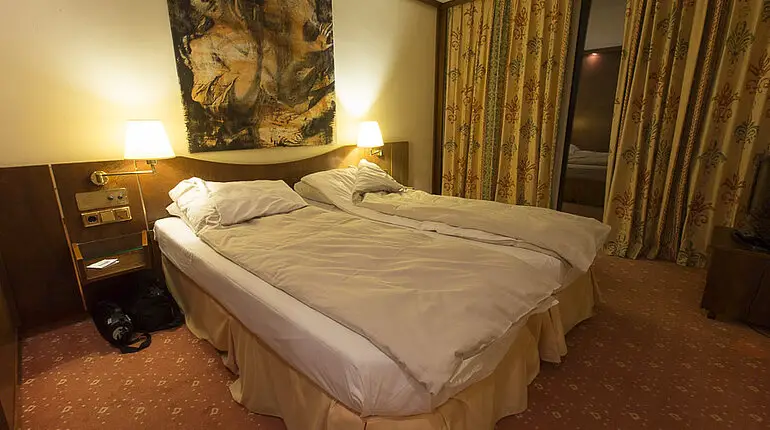 Schlafzimmer im Derag Livinghotel am Weißensee