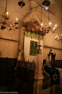 Der Altar in der Altneu-Synagoge von Prag