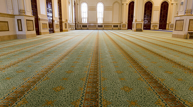 der handgewobene hellgrüne Teppich in der Sultan Qaboos Moschee von Salalah