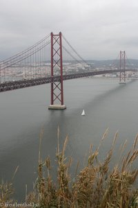 Blick auf die Brücke des 25. April und den Tejo.