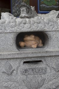 Frosch mit Kugel im Naksansa Tempel
