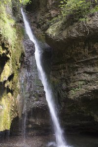 Zwölf Meter fällt hier das Wasser des Hinanger Wasserfalls