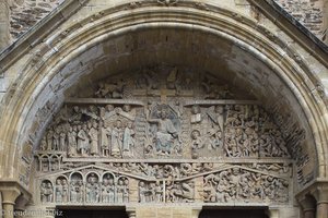 Tympanon mit 124 in Stein gemeißelten Figuren der Abteikirche Sankt Fides von Conques