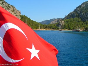 Türkische Flagge in der Bucht von Ceneviz