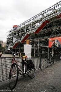 Centre Pompidou - Vorderseite mit der roten Rolltreppe