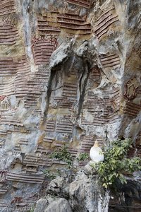 In den Fels gehauene Relief-Buddhas bei der Kawgun-Höhle