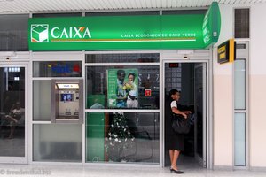 Bank mit Geldautomaten im Bereich der Ankunft