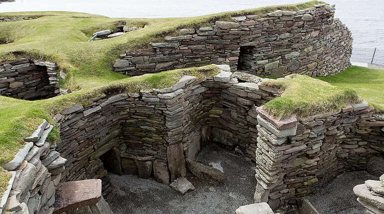 Mauerkunst auf dem Jarlshof der Shetlandinseln