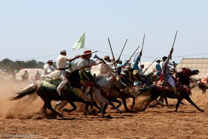 Perfekter Lauf der Reiterspiele Fantasia in Marokko