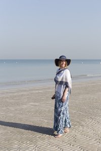 Anne am Strand der Vereinigten Arabischen Emirate