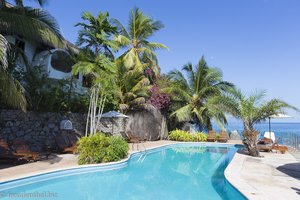 Pool mit Palmen beim Sunset Beach Hotel auf Mahé
