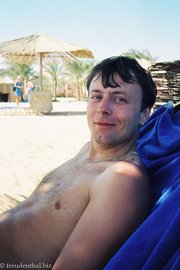 Lars beim Relaxen am Strand vom Iberotel Makadi Beach