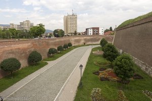 Der breite Festungsgraben von Alba Iulia
