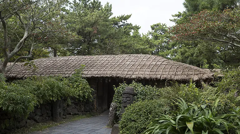 Strohgedecktes Jeju-Haus im Exotic Hallim Park