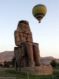 Ein Memnon-Koloss mit Heißluftballon in West-Theben.