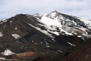 Sicht über ein Lavafeld zu einem der südlichen Gipfel